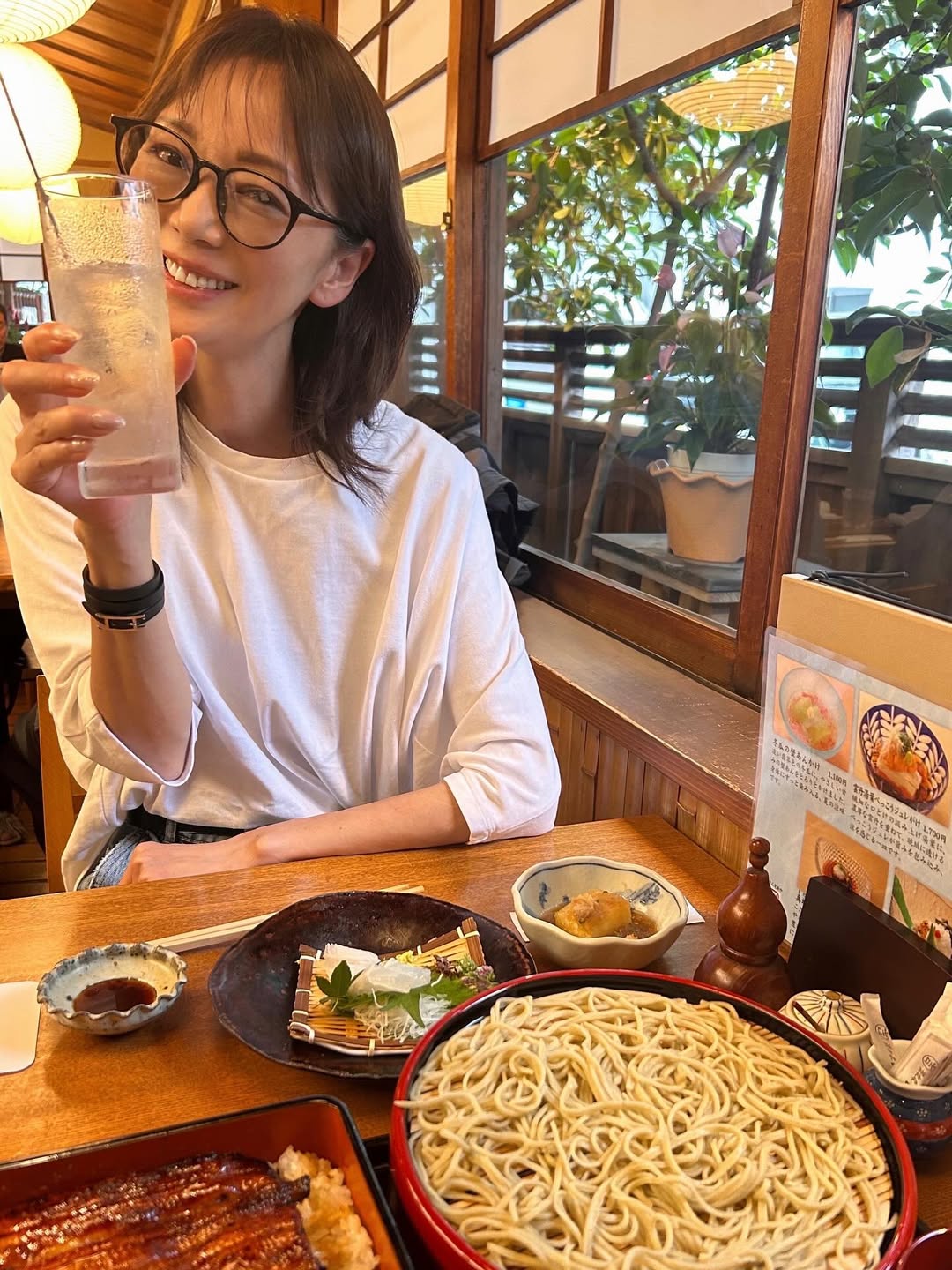 「水分補給もしっかりと！」タレント兼女優・葉月里緒奈、蕎麦を目の前に季節感あふれる自撮りを公開！