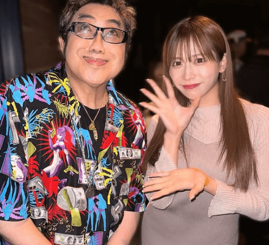 あの人気ラウンドガール、レジェンドモノマネ芸人開催のDJナイトへ! 豪華ゲストとの2ショットとムービーに大反響