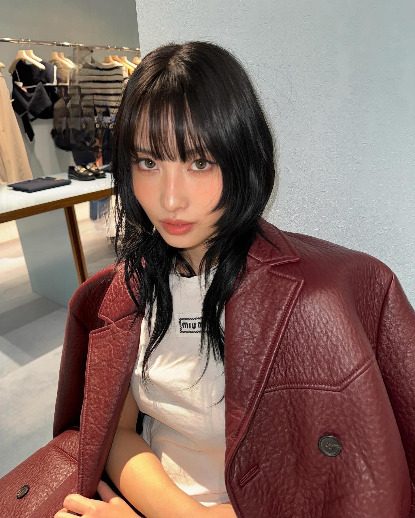 TWICE・モモが眠そうな目で見つめる写真を公開「QUEEN OF K-POP」