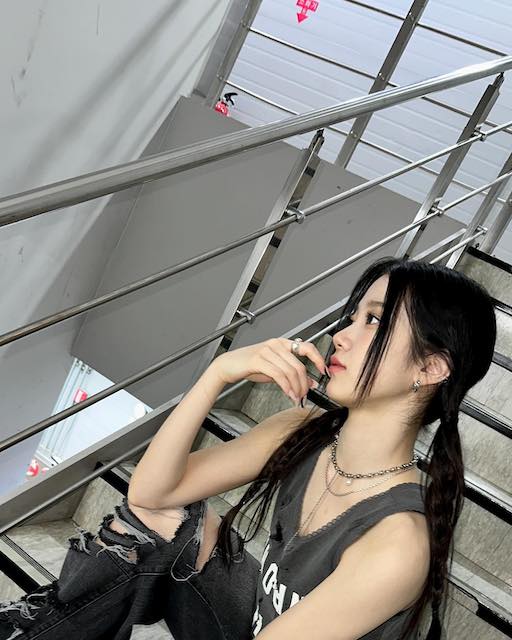 投稿30分で10万いいね❗️LE SSERAFIM ・カズハが2週間ぶりに更新💕