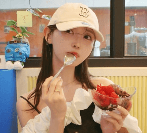 「かわいすぎて今日1日しあわせです…」人気モデル、韓国の店舗にてスイーツムービーを公開！仕草がキュートすぎると話題に