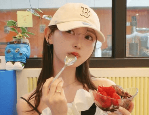 「かわいすぎて今日1日しあわせです…」人気モデル、韓国の店舗にてスイーツムービーを公開！仕草がキュートすぎると話題に