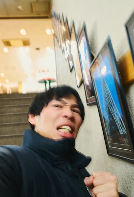 カメラ大好きなあの人気芸人、R-1グランプリ3回戦進出！