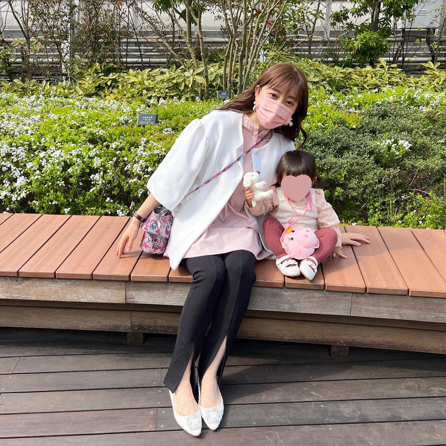 菊地亜美さん春の陽気にばぁばと娘さんと3人でお散歩☀️思わずほっこり❤️「幸せそうで嬉しい🔥」