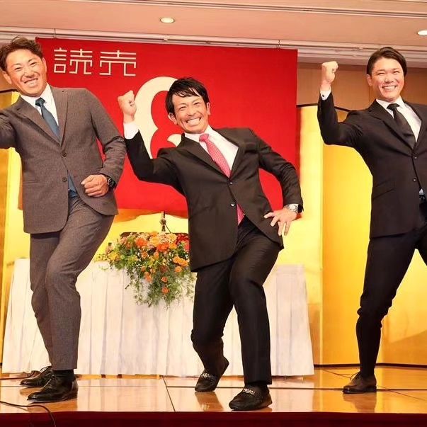 坂本勇人、熱男・松田宣浩の引退会見に登場💐豪華ショットを公開📸⚾️