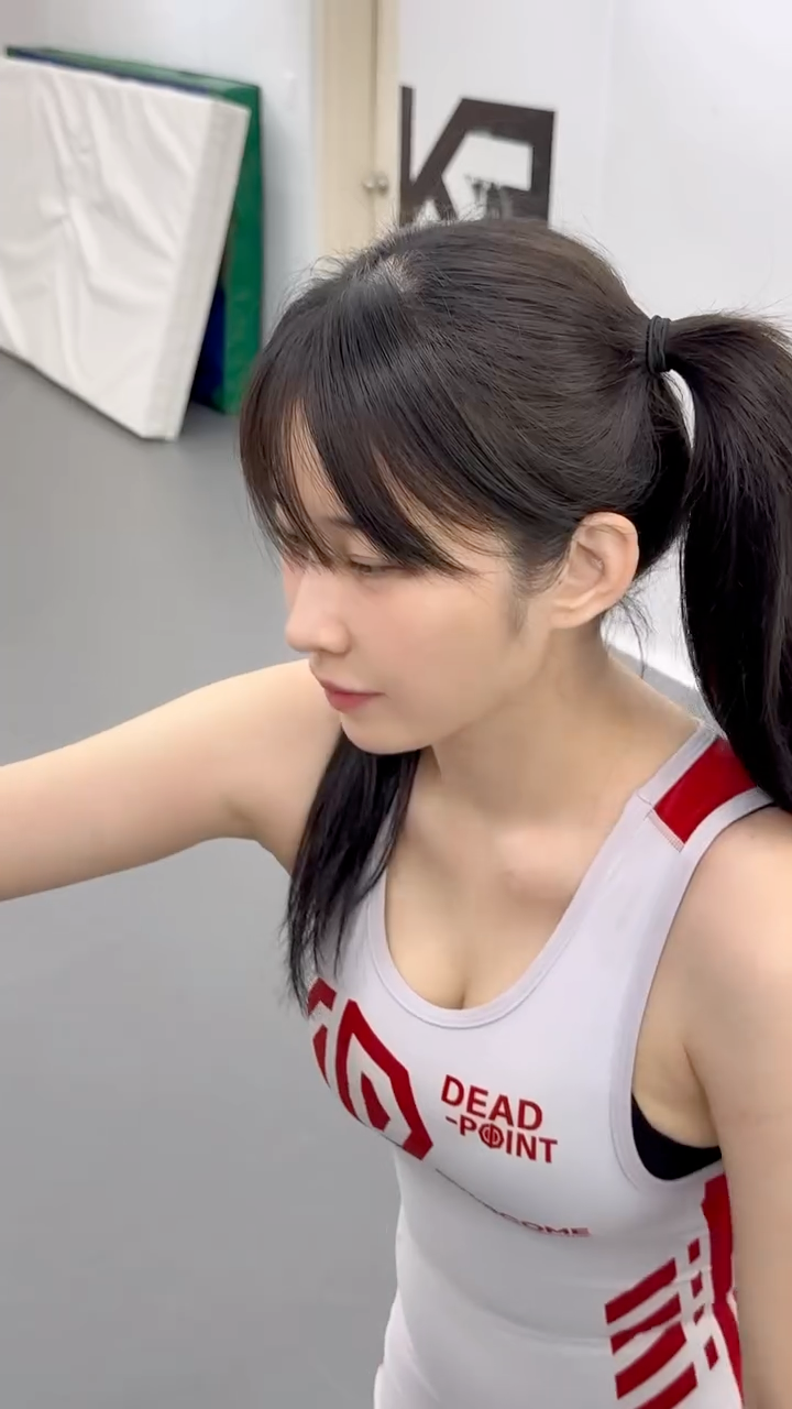 “もちもちボディお姉さん”ヨルのレスリング姿に視線釘付け