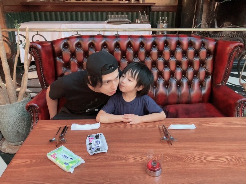 川崎希がアレクとカゲトラくんのくっつきショットを公開📸「ずっとべったり」