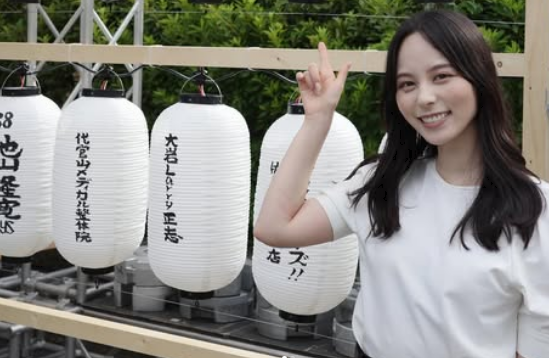 「感慨無量とはこのこと…」美女タレント、ヤクルトスワローズの提灯を神宮球場で発見！記念ショットを公開