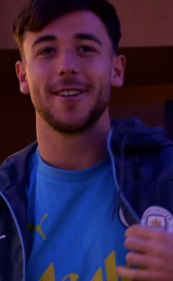 マンチェスター・シティに新加入のニコがダーツに挑戦！