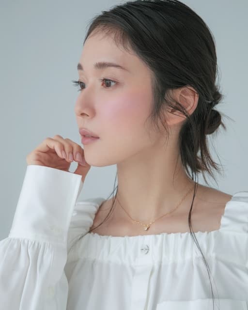 「横顔綺麗すぎます」人気女優が透明感あふれるオフショット披露