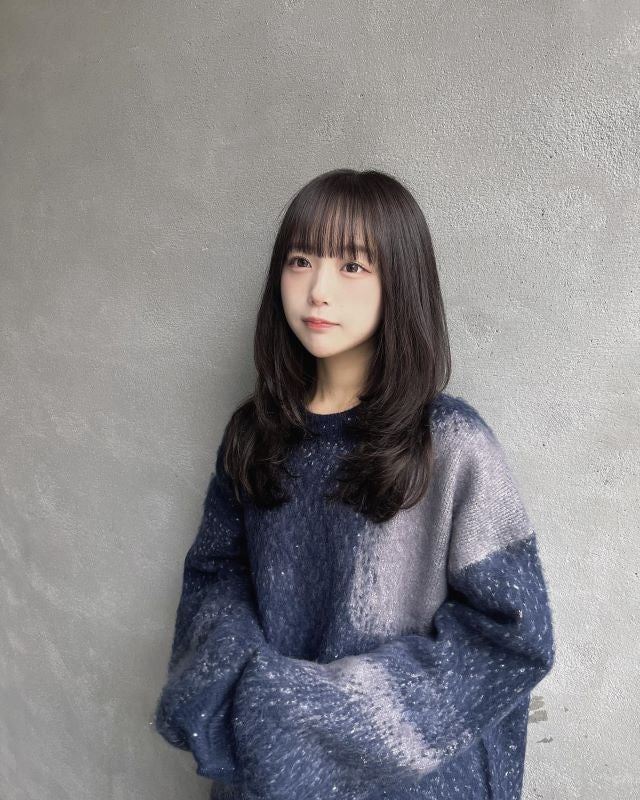 なえなの、ロングヘアで青ニットを着こなした姿が「透明感やばい」と話題💞