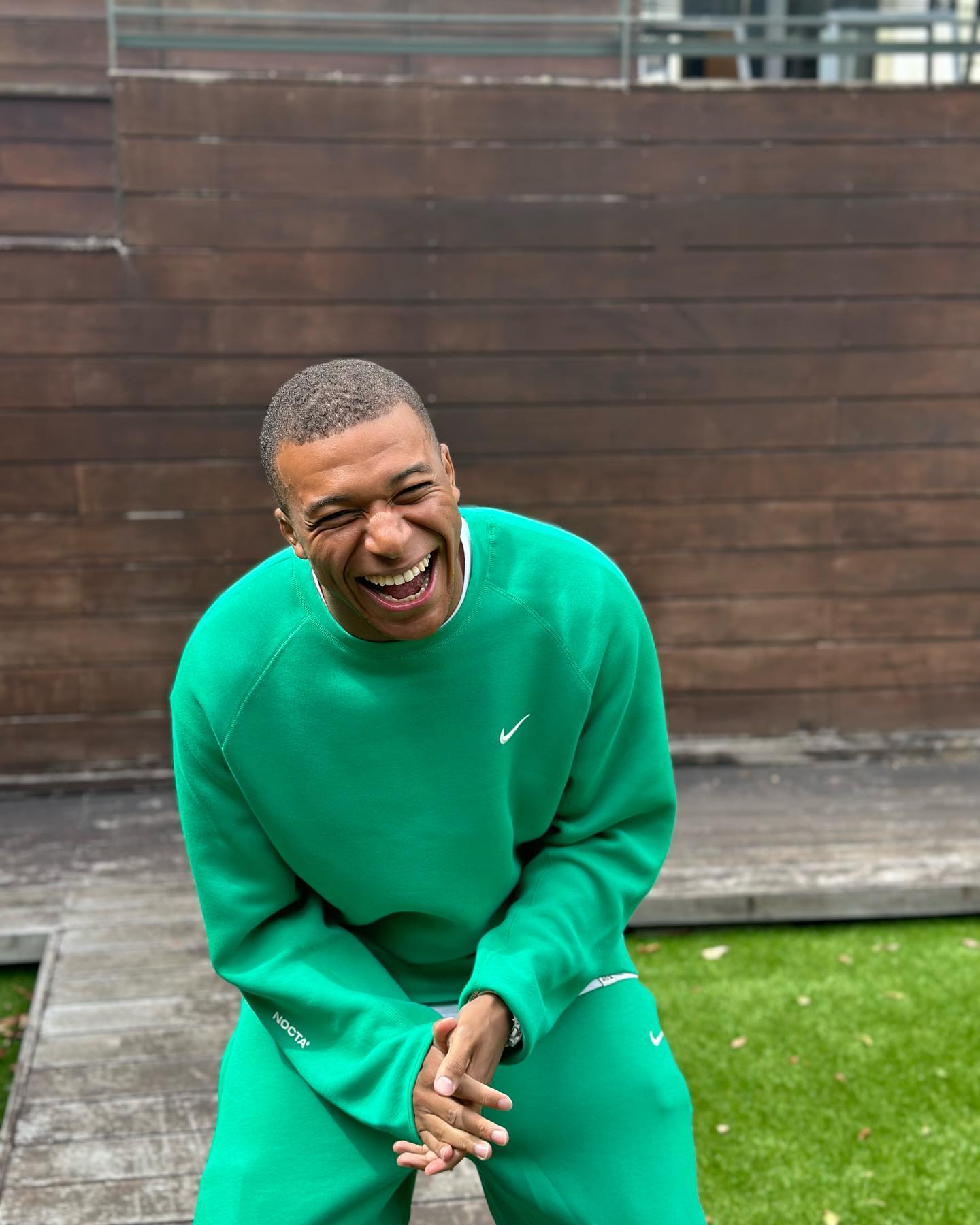 ⚽️チーム移籍問題で話題のエムバペ、最新ショット公開💚