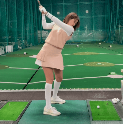 「惚れ惚れするスイング」ゴルフ美女子、ファンシー乙女ウェアのエナジー・ショットを披露！ファン虜に