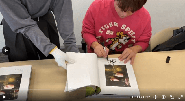 「この中のひとつが届くんだ」人気男性声優が自身の写真集に直筆サイン！