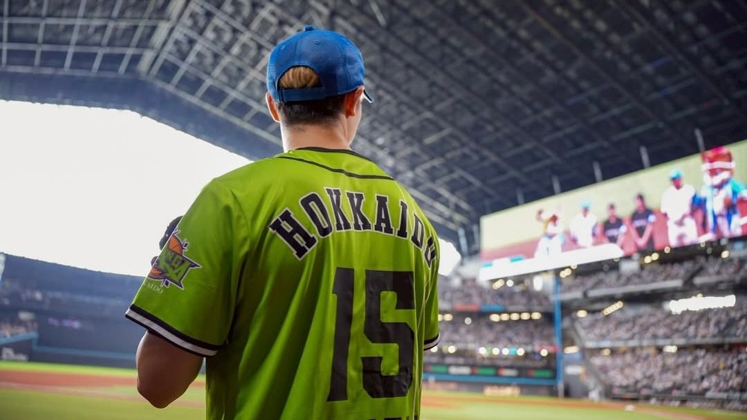 レバンガ北海道・島谷怜、エスコンのマウンドへ　夢の始球式で見せた笑顔