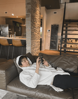 大沢たかおのオフショット公開に「何しても絵になる」