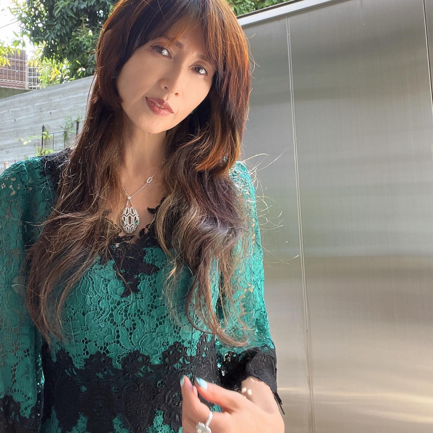 工藤静香さん、緑色が好きな理由とは？緑のワンピース姿に「しーちゃん綺麗😍」