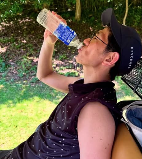 「いやあちー」アンタッチャブル柴田がゴルフプレーの合間に夏の暑さを感じる様子を投稿