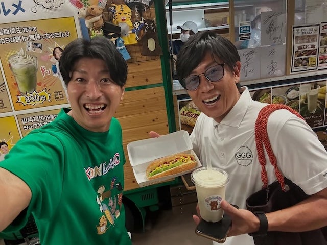 元プロ野球選手・新垣勇人が的場寬一監督との2ショットで見せた満面の笑み