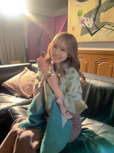 「風邪ひかないでね」人気グラドルが撮影中の姿を投稿！いつ見ても可愛いと話題に