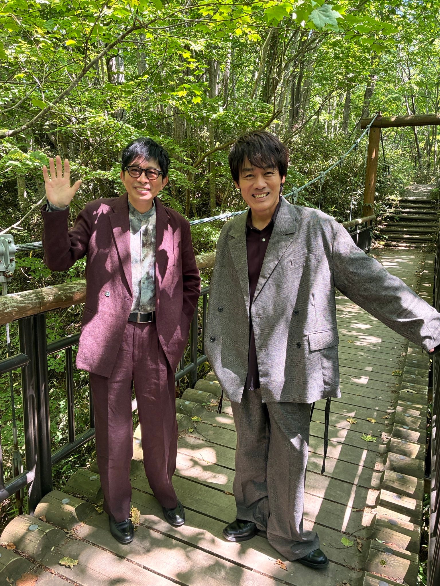 吊り橋でキメ顔…でも足ガクガク？森崎博之＆鈴井貴之が“恐怖の2ショット”公開
