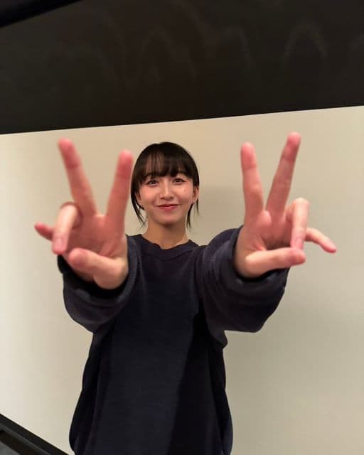 「今日は暖かかったですね」Cocomi、ラフなオーバーサイズのトップス姿でダブルピース！ナチュラルかわいいショットを公開