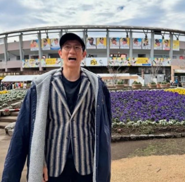 アンタッチャブルの柴田がワンピースの海軍大将みたいな着こなしで宮崎へ！