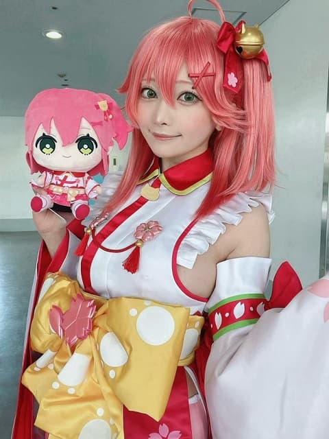 「お祝いするにぇ」人気レイヤー 宮本彩希がVTuber さくらみこコスで誕生日をお祝い！