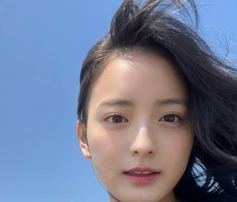 風になびく髪が美しい！元アイドル・清井咲希が「お肌が綺麗」「カワイイ」と話題に！