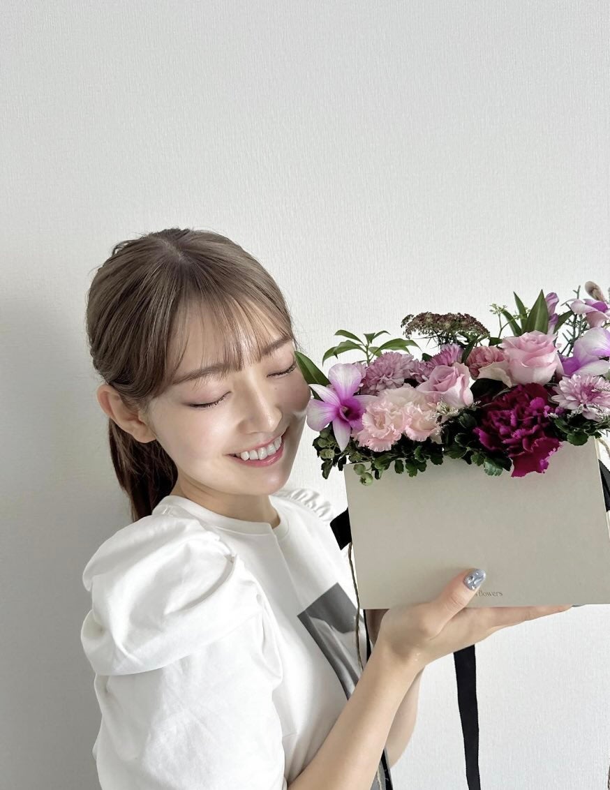 本当に卒業しちゃった…人気アイドルがお花とツーショット