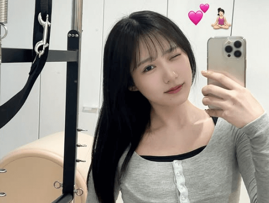 28万フォロワー超の美人女優、ピラティスモードのスイッチ・オン！逆L時＆ウインクが美しいと反響続々！