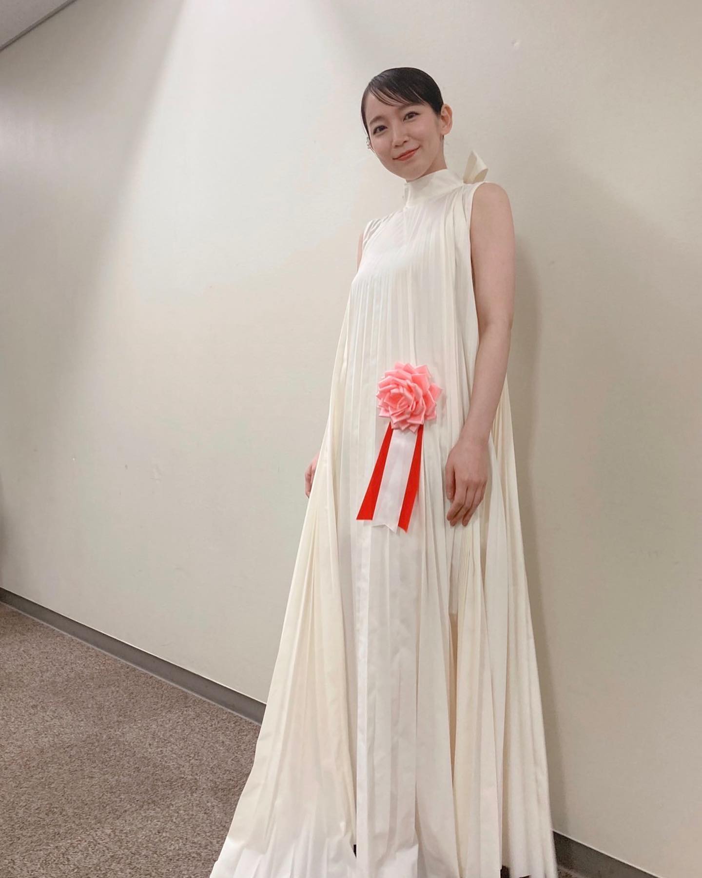 白いドレス姿の美しすぎる吉岡里帆にファンは釘付け👀