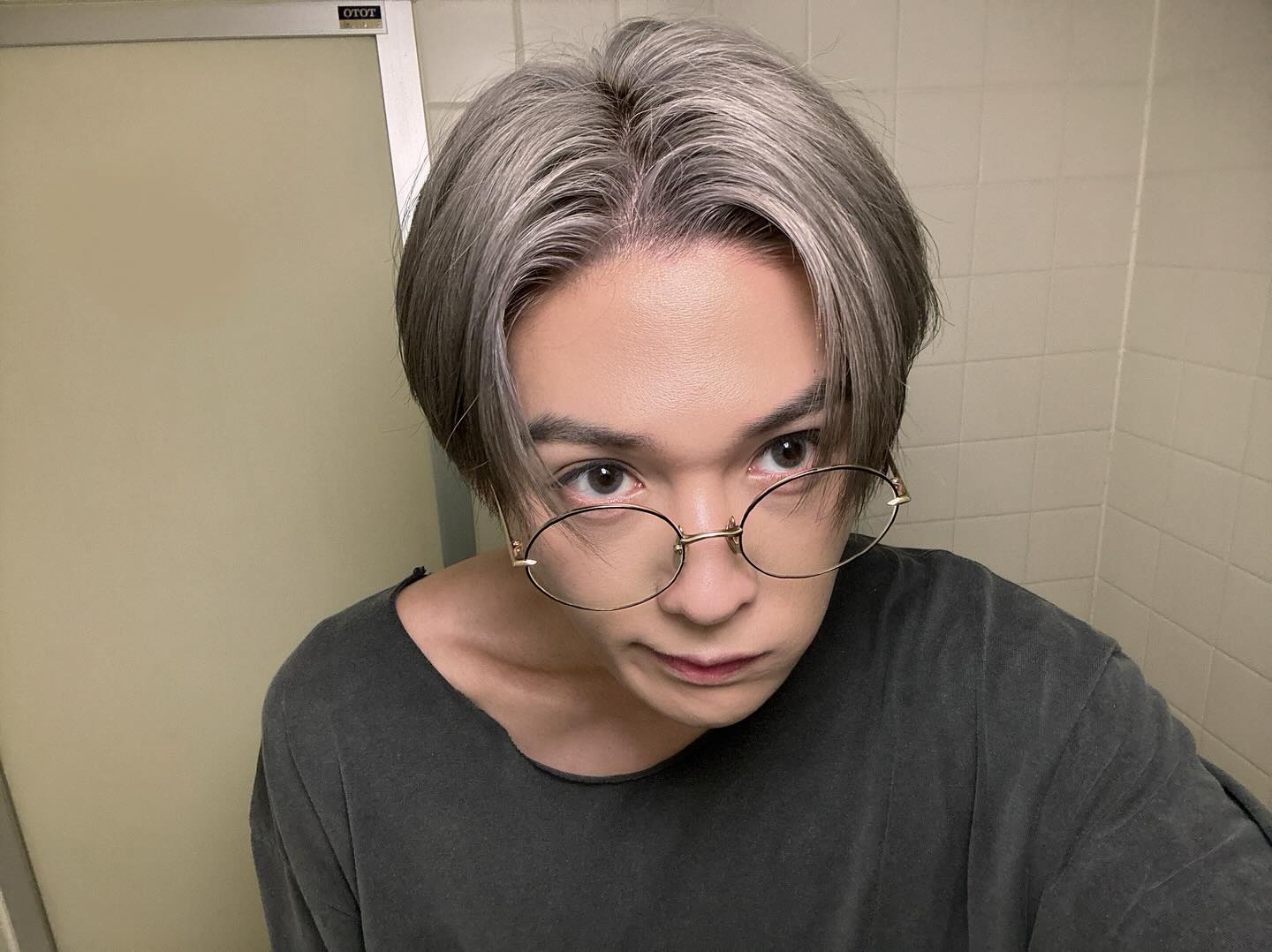 “カッコ良すぎて放心状態” 国宝級イケメンの上目遣いショットにファン大興奮