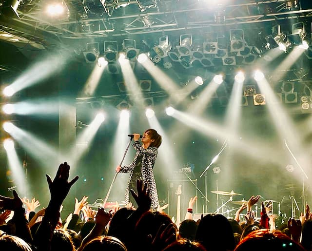 「皆さんありがとうございました」ゴールデンボンバー・鬼龍院翔がライブイベントに出演