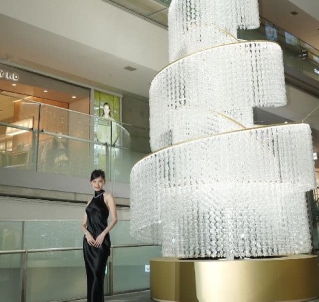 大政絢がクリスマスツリーの点灯式に登場「この時期には必ず訪れたい場所」