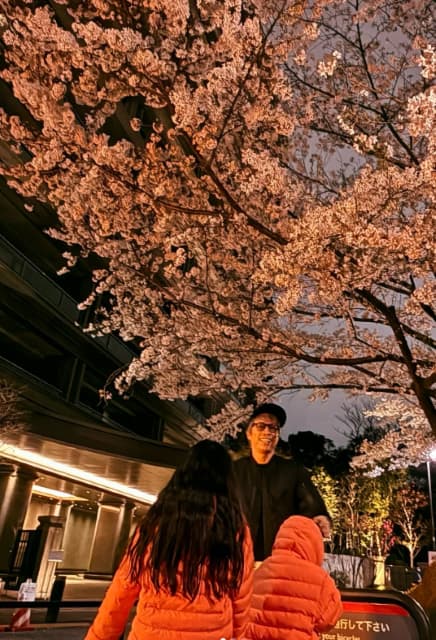 「めちゃめちゃ素敵」「素晴らしい」お笑い芸人・田村淳の夜桜散歩が絵になると話題に！