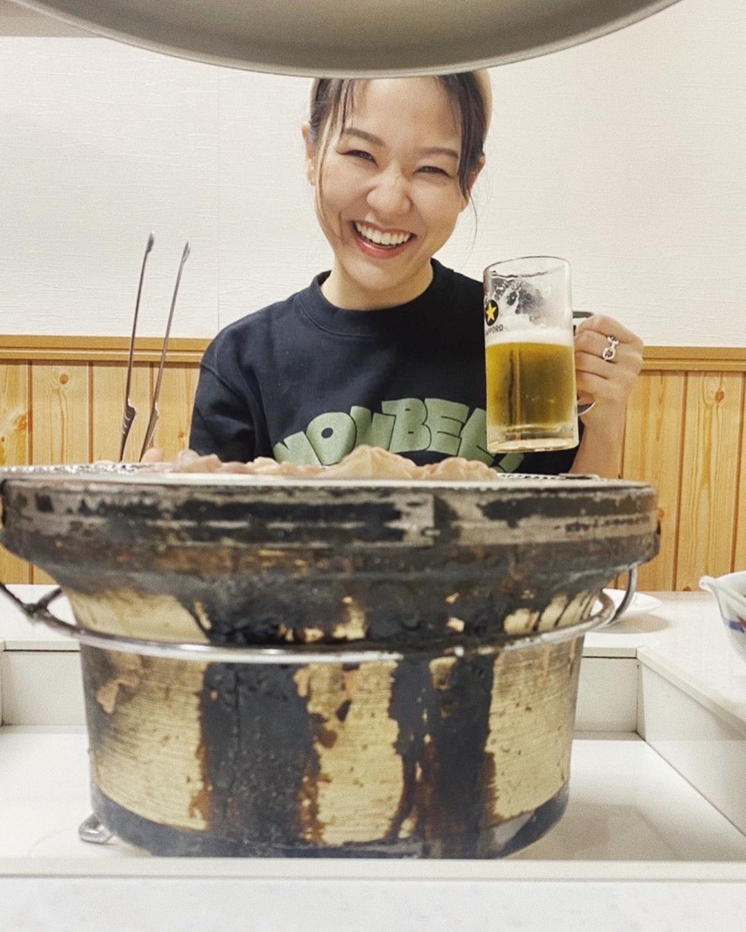 「カンパーイ🍻」吉田知那美がビールと地元の焼肉でお疲れ様会✨満面の笑顔にファン釘付け💕