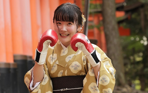 「着物にグローブかわいい」美女キックボクサー・二ノ峰かなこ、