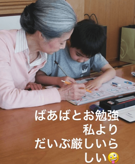 寺島しのぶが“ばあば”と孫の「美しい」ショットを公開「ドラマのワンシーンかと...」