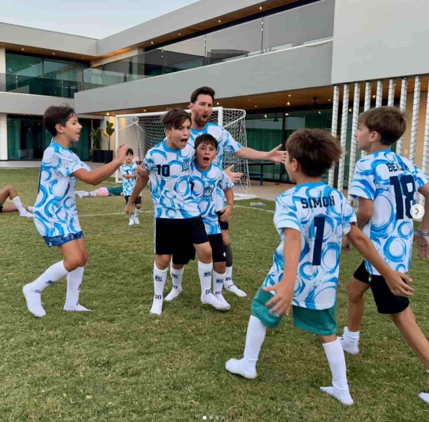 メッシ、息子たちと新年恒例のサッカーを満喫！