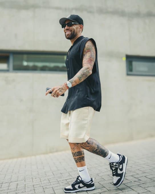 オタメンディ、オフの装いで笑顔「前向きに」