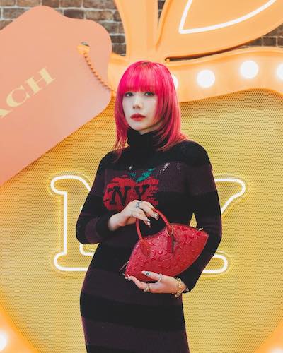 仲里依紗、個性的なバッグを持つ姿が話題💕💋「似合ってます😄」