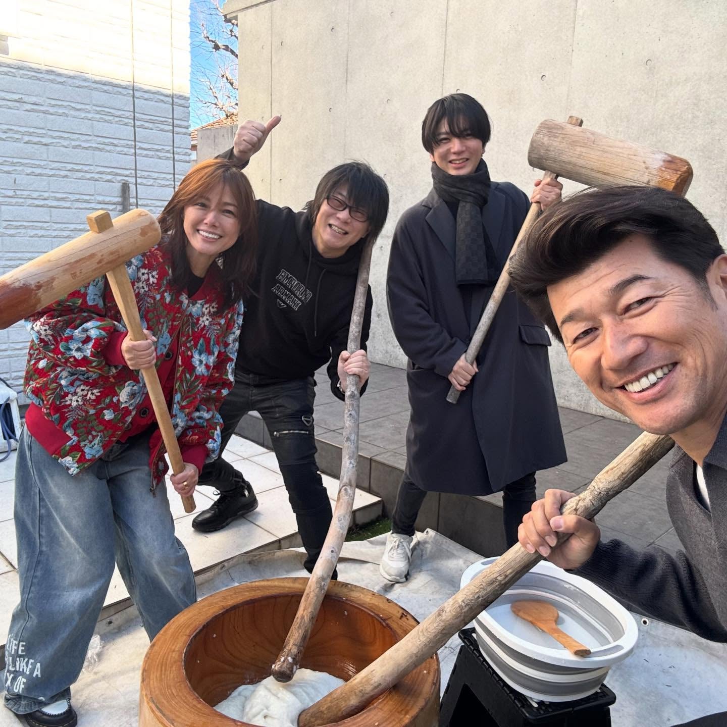 番長の恒例行事！　三浦大輔、仲間と楽しむ餅つきに笑顔