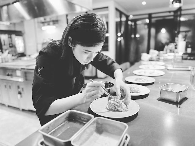 『フェルマーの料理』小芝風花が前菜を盛り付ける姿を披露！