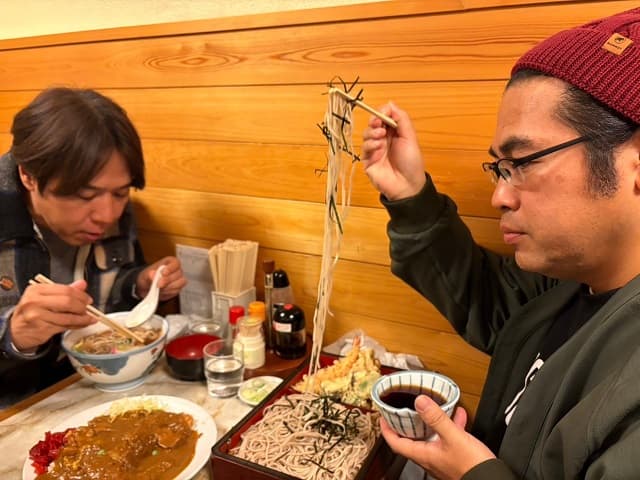 人気コンビ”ロッチ”20周年イヤーがスタート！仲良く年越しそばを食べる写真とともに