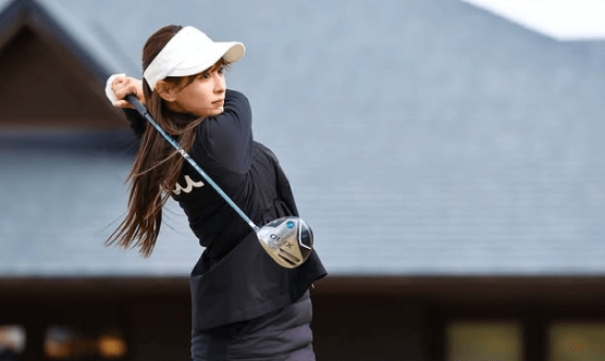 「カッコいい写真ですね、美しい」モデル兼任のゴルフ美女子、クールビューティーなスイングショットを披露！ファン魅了される