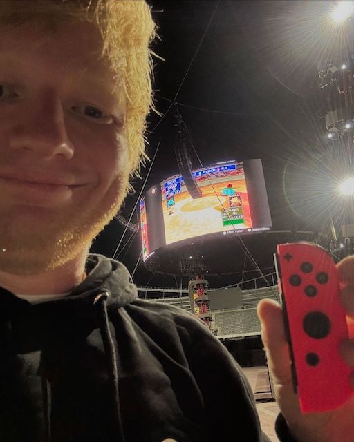 エド・シーランがポケモンをプレイ！？オフショットを公開