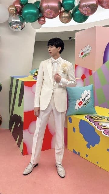 はじめしゃちょー、YTFFで着用の白タキシード姿を披露！洗練された姿にファン悶絶「脚長っ」