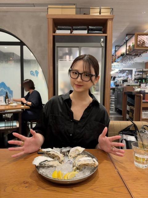 「似合っていてツボでした」激カワ丸顔童顔グラドル、黒ぶちメガネのオフショットにファン歓喜！