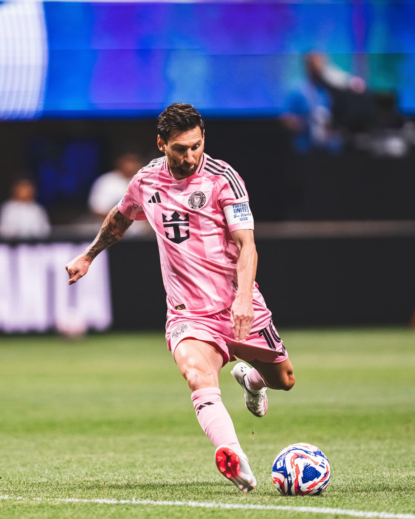 ”神の子”メッシが衝撃の直接FK！欧州強豪の撃破に貢献し「私たちはそれに値する」